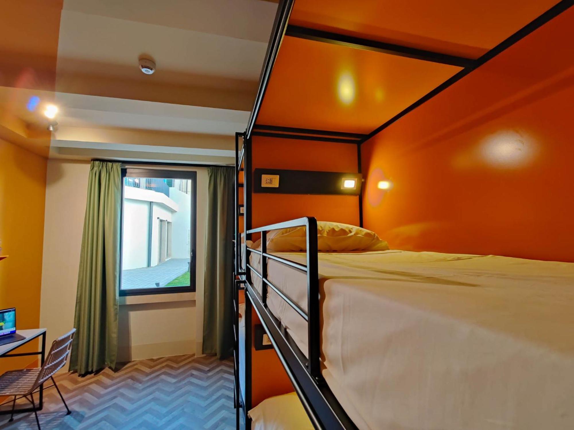Yellowsquare Hostal *